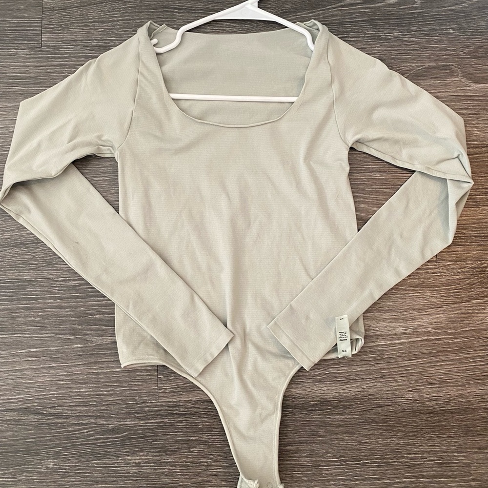 - SKIMS Essential Long Sleeve Thong Bodysuit in Agave Size Small / Medium …